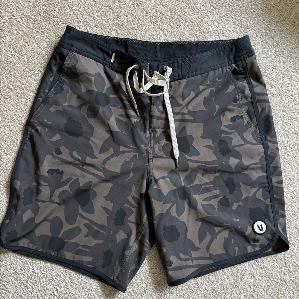 Vuori Cruise Boardshorts Size 30